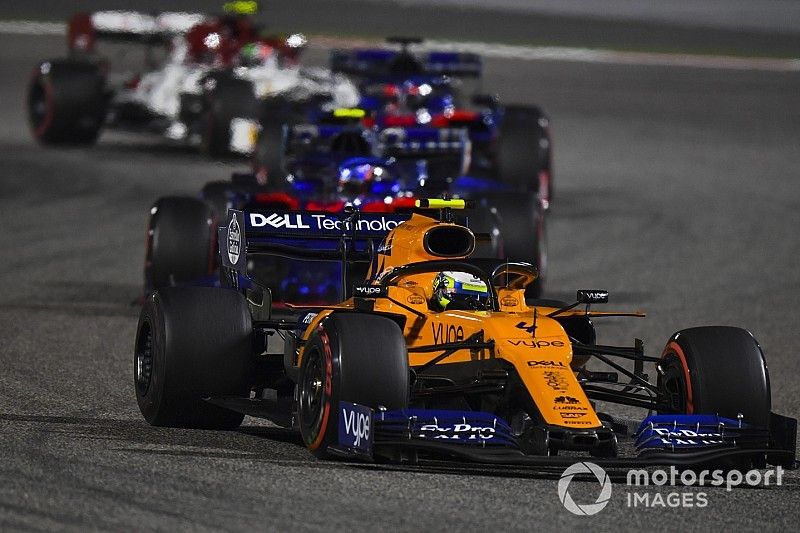 Lando Norris, McLaren MCL34, Alexander Albon, Toro Rosso STR14, y Daniil Kvyat, Toro Rosso STR14