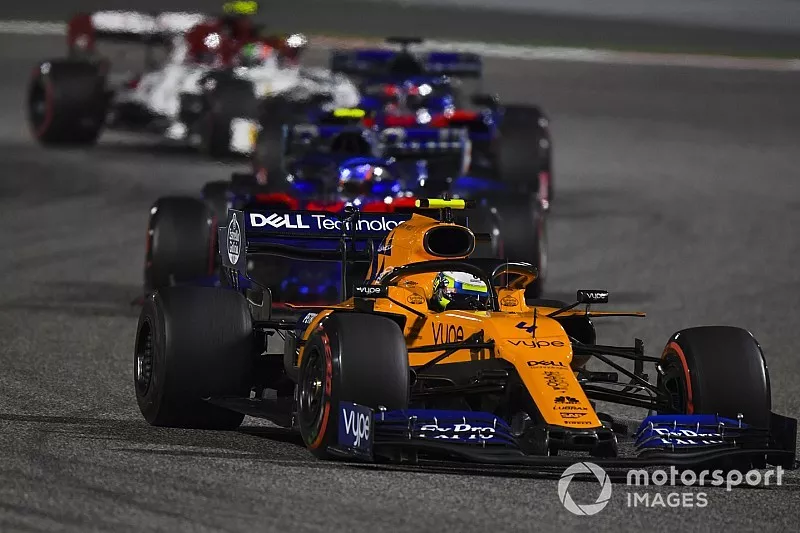 Lando Norris, McLaren MCL34, Alexander Albon, Toro Rosso STR14, y Daniil Kvyat, Toro Rosso STR14