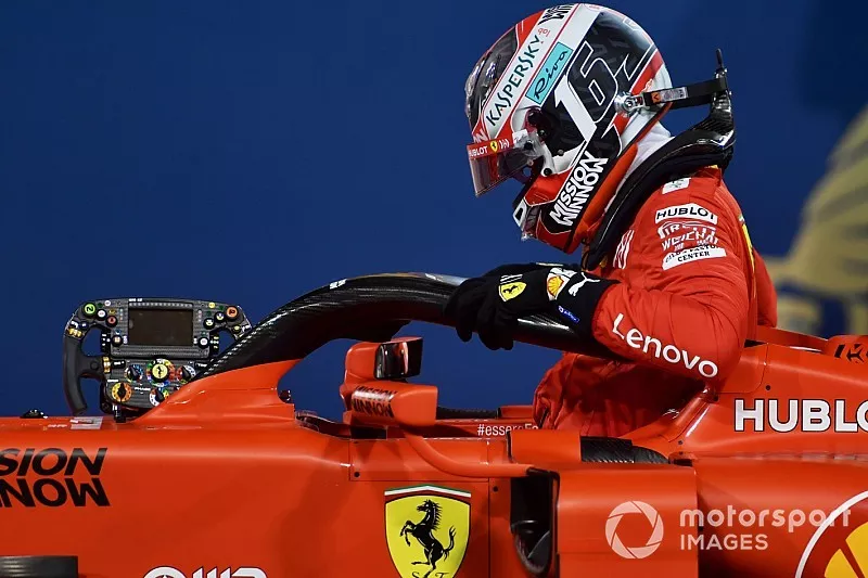 Charles Leclerc, Ferrari, sort de son cockpit apr&egrave;s sa premi&egrave;re pole position en F1