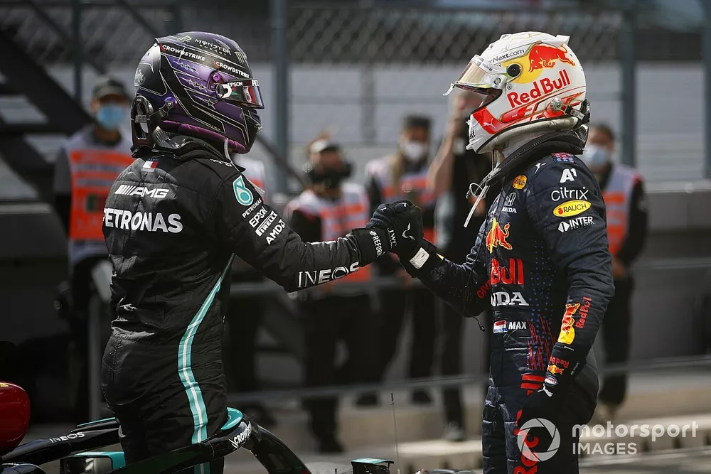 Max Verstappen, Red Bull Racing, secondo classificato, si congratula con Lewis Hamilton, Mercedes, primo classificato, al Parc Ferme