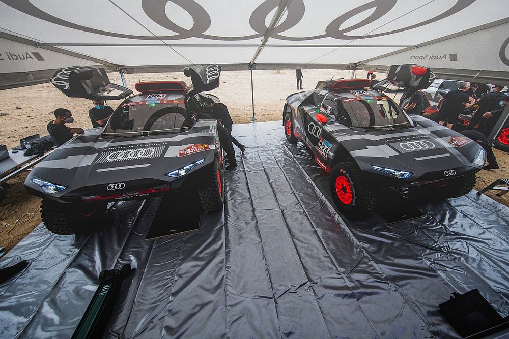 #200 Team Audi Sport Audi: St&eacute;phane Peterhansel, Edouard Boulanger, #224 Team Audi Sport Audi: Mattias Ekstrom, Emil Bergkvist