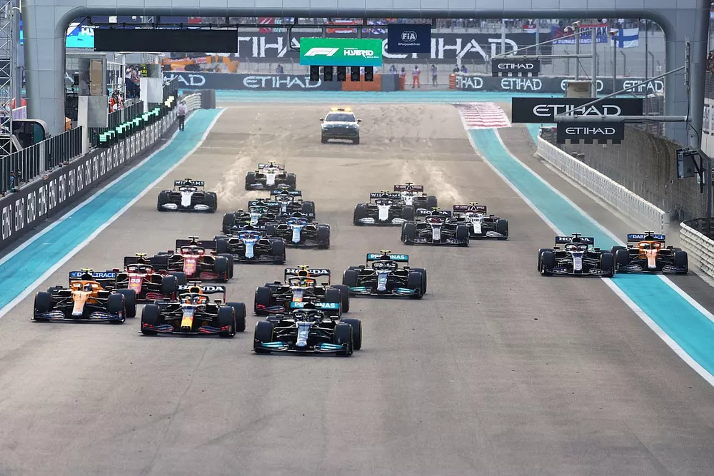Lewis Hamilton, Mercedes W12, Max Verstappen, Red Bull Racing RB16B, Lando Norris, McLaren MCL35M, Sergio P&eacute;rez, Red Bull Racing RB16B, Valtteri Bottas, Mercedes W12, el resto de la parrilla en la salida