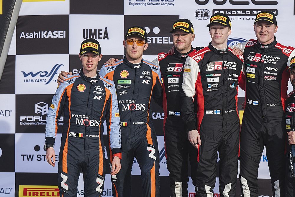 Podio: Ganadores Kalle Rovanper&auml;, Jonne Halttunen, Toyota Gazoo Racing WRT Toyota GR Yaris Rally1, segundo lugar Thierry Neuville, Martijn Wydaeghe, Hyundai World Rally Team Hyundai i20 N Rally1, tercera posici&oacute;n Esapekka Lappi, Janne Ferm, Toyota Gazoo Racing WRT Toyota GR Yaris Rally1