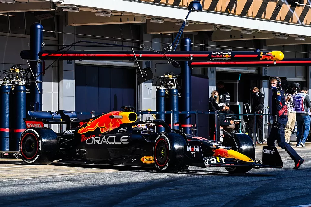 Sergio P&eacute;rez, Red Bull Racing RB18, sale de boxes