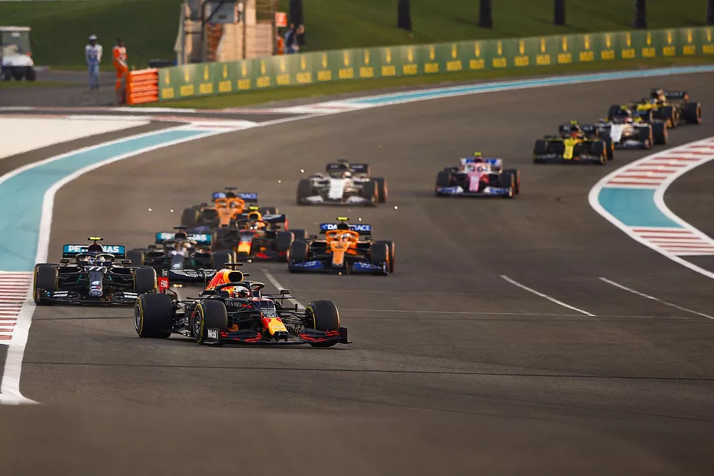 Max Verstappen, Red Bull Racing RB16, Valtteri Bottas, Mercedes F1 W11, Lewis Hamilton, Mercedes F1 W11, and the rest of the field on the opening lap