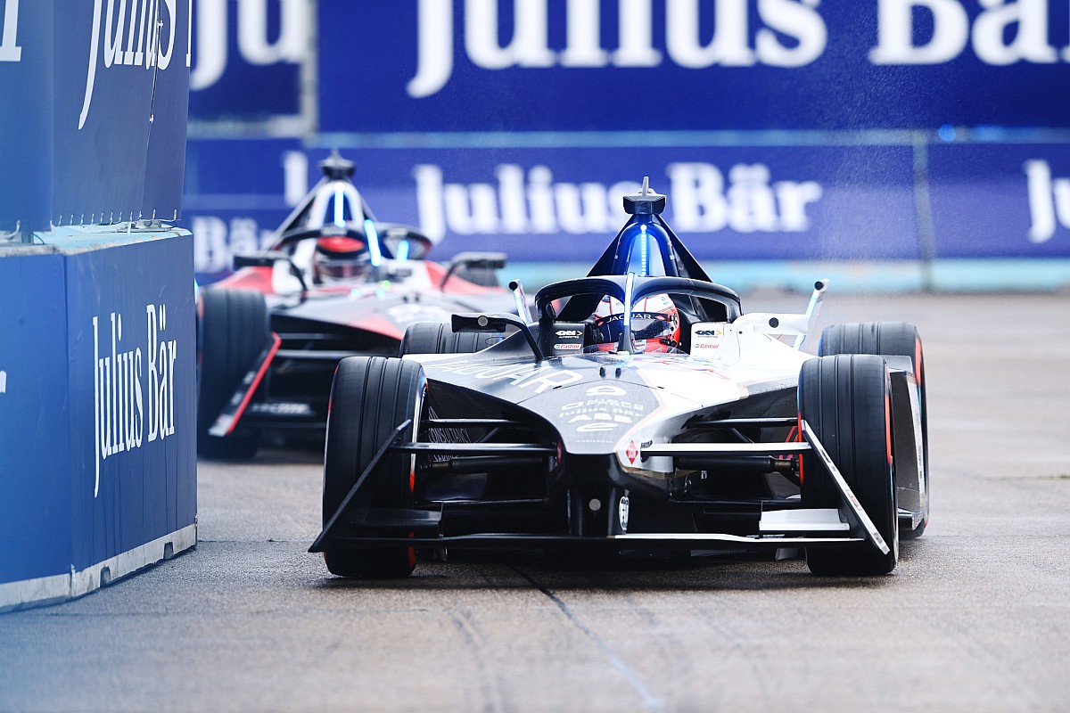 Evans marca el ritmo en la FP3 mojada