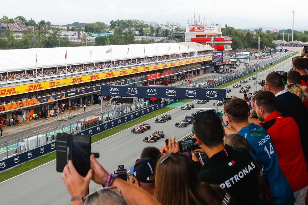 Max Verstappen, Red Bull Racing RB19, Carlos Sainz, Ferrari SF-23, Lando Norris, McLaren MCL60, Lewis Hamilton, Mercedes F1 W14, Lance Stroll, Aston Martin AMR23, the rst of the field at the start