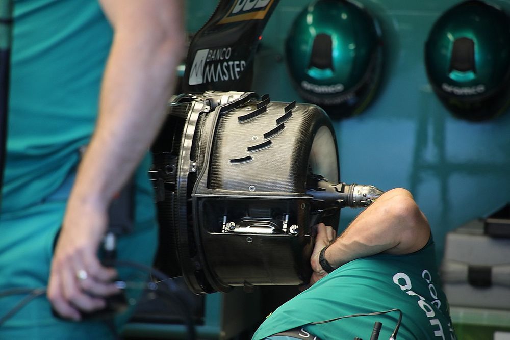 Detalle del freno trasero del Aston Martin AMR23