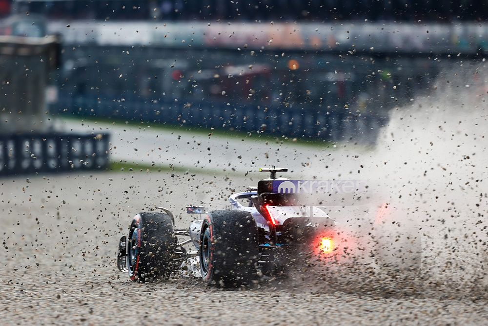 Logan Sargeant, Williams FW45, se sale de pista en la última curva durante la FP3