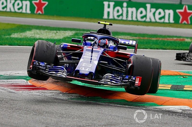 Pierre Gasly, Scuderia Toro Rosso STR13, pasa sobre un piano