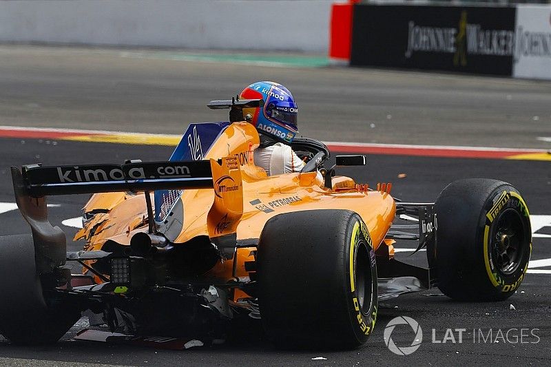 Fernando Alonso, McLaren MCL33, sale de su auto dañado 