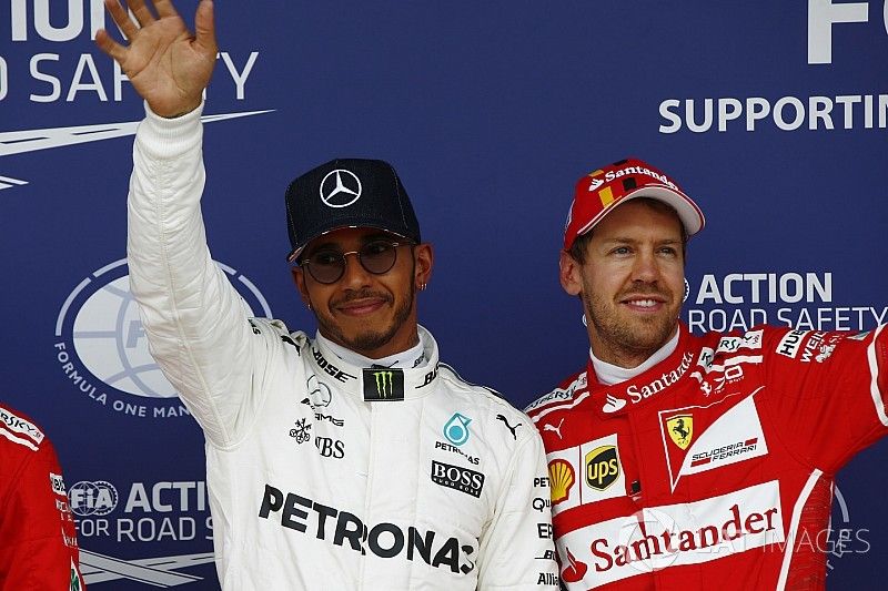Ganador de la pole Lewis Hamilton, Mercedes AMG F1 y tercer puesto Sebastian Vettel, Ferrari