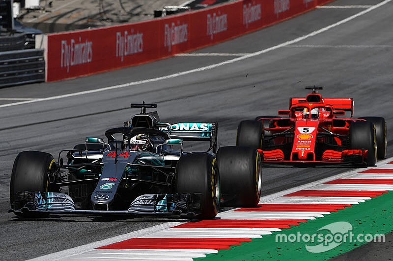 Vettel nach Boxenstopp hinter Hamilton: