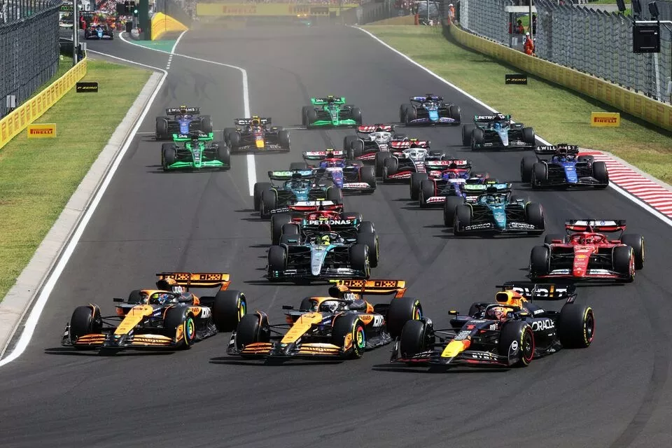 Lando Norris, McLaren MCL38, Max Verstappen, Red Bull Racing RB20, Oscar Piastri, McLaren MCL38, Charles Leclerc, Ferrari SF-24, Carlos Sainz, Ferrari SF-24, the rest of the field at the start