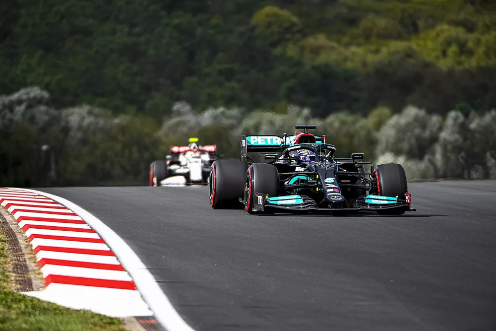 Lewis Hamilton, Mercedes W12, Antonio Giovinazzi, Alfa Romeo Racing C41