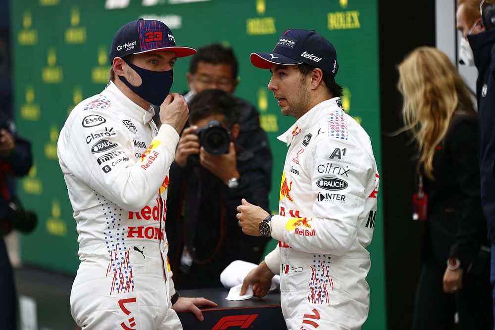 Max Verstappen, Red Bull Racing, 2&ordf; posici&oacute;n, y Sergio P&eacute;rez, Red Bull Racing, 3&ordf; posici&oacute;n, conversan en el Parc Ferme