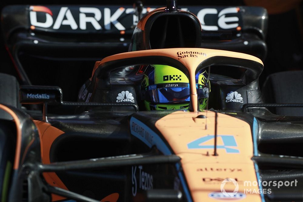 Lando Norris, McLaren MCL36, sale del garaje