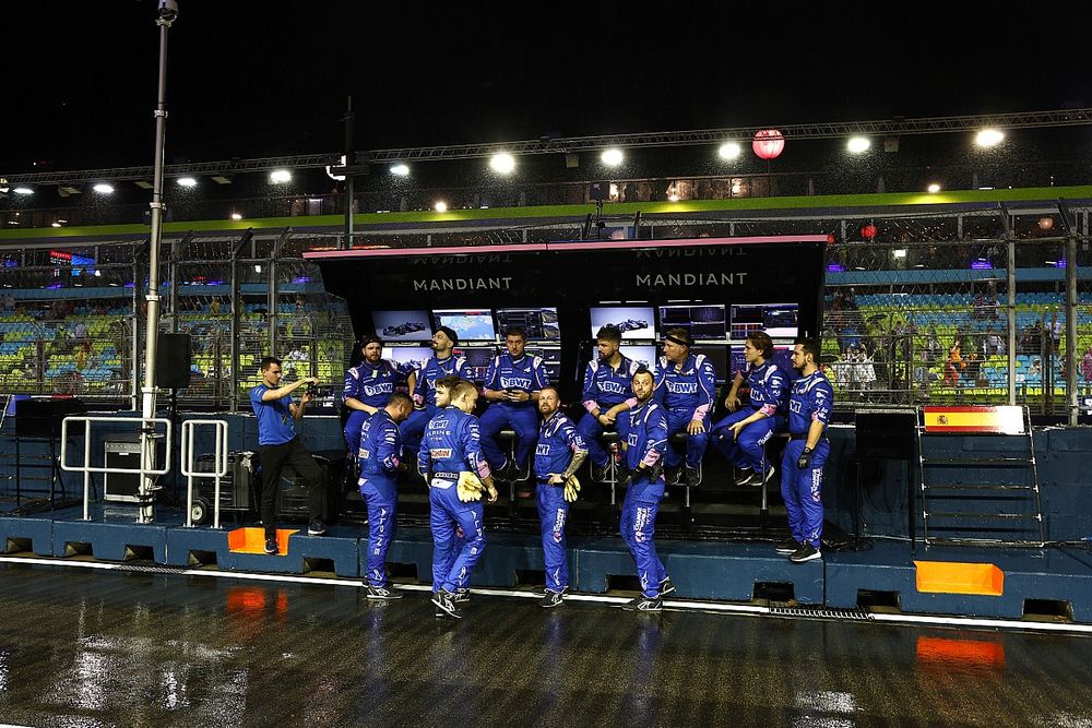 El equipo de boxes de Alpine alrededor del muro de boxes