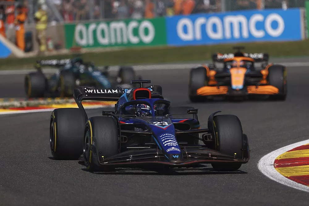 Alex Albon, Williams FW44, Daniel Ricciardo, McLaren MCL36