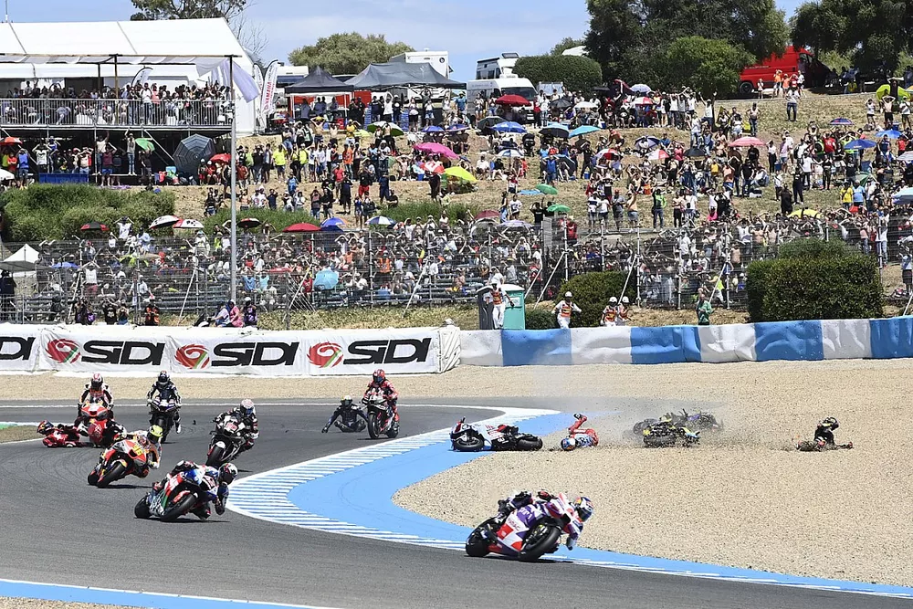 La chute d'Alex Marquez, Gresini Racing, et Marco Bezzecchi, VR46 Racing Team