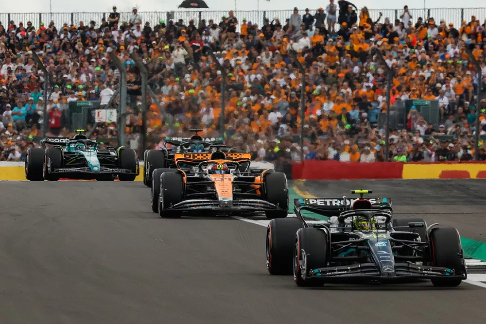 Lewis Hamilton, Mercedes F1 W14, Oscar Piastri, McLaren MCL60, George Russell, Mercedes F1 W14