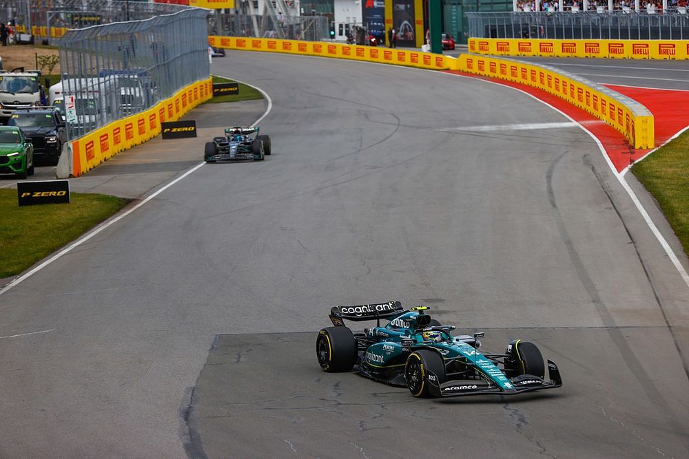 Fernando Alonso, Aston Martin AMR23, George Russell, Mercedes F1 W14