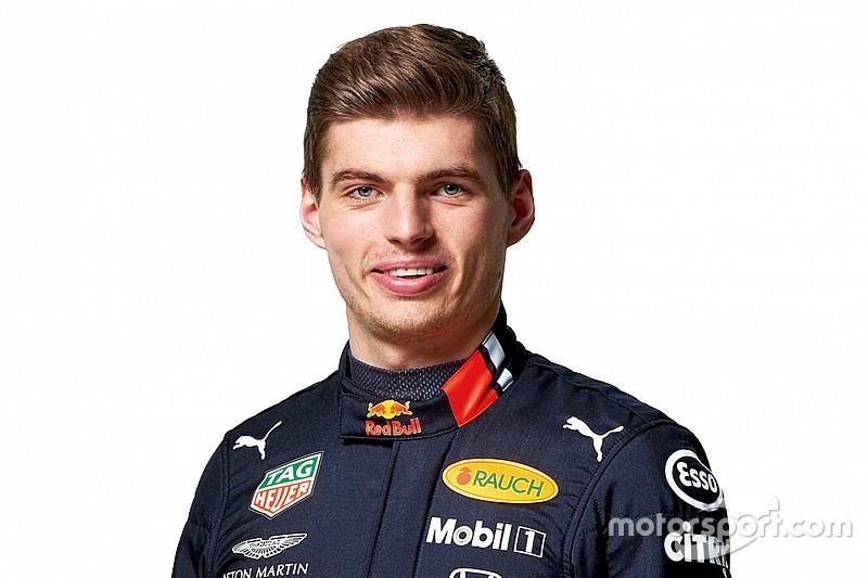 Verstappen szerint a Mercedesszel és a Ferrarival nem kellene annyit kockáztatnia