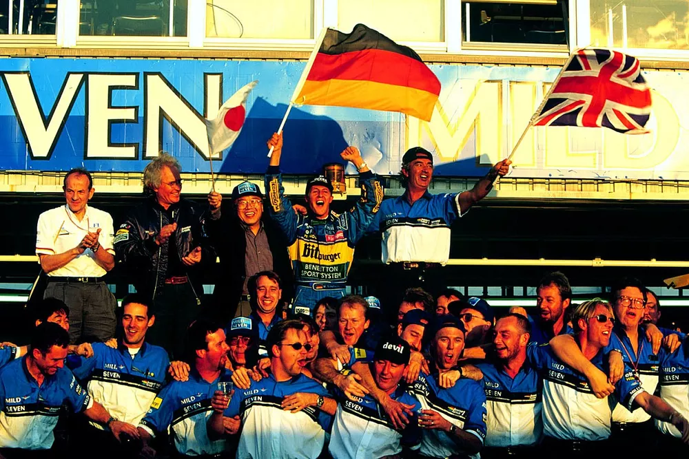Michael Schumacher celebra con Flavio Briatore, Luciano Benetton y el resto del equipo Benetton Renault despu&eacute;s de ganar el Campeonato Mundial de Pilotos y el Campeonato de Constructores