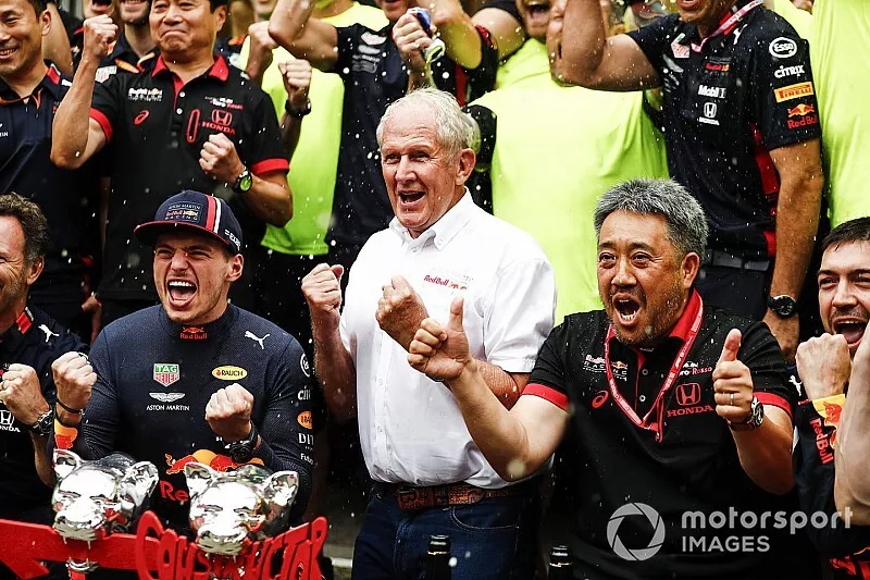 Max Verstappen, Red Bull Racing, 1e plaats, Helmut Marko, Consultant, Red Bull Racing, Masashi Yamamoto, algemeen manager Honda Motorsport, en het Red Bull team vieren de zege