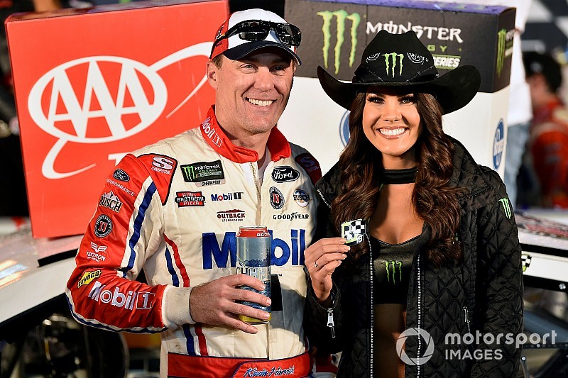 Dopo la squalifica in Texas Harvick non si arrende e centra la pole a Phoenix