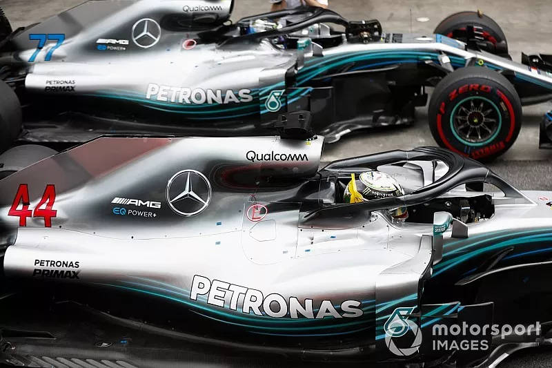 Lewis Hamilton, Mercedes AMG F1, celebra su pole position  y Valtteri Bottas, Mercedes AMG F1 W09.