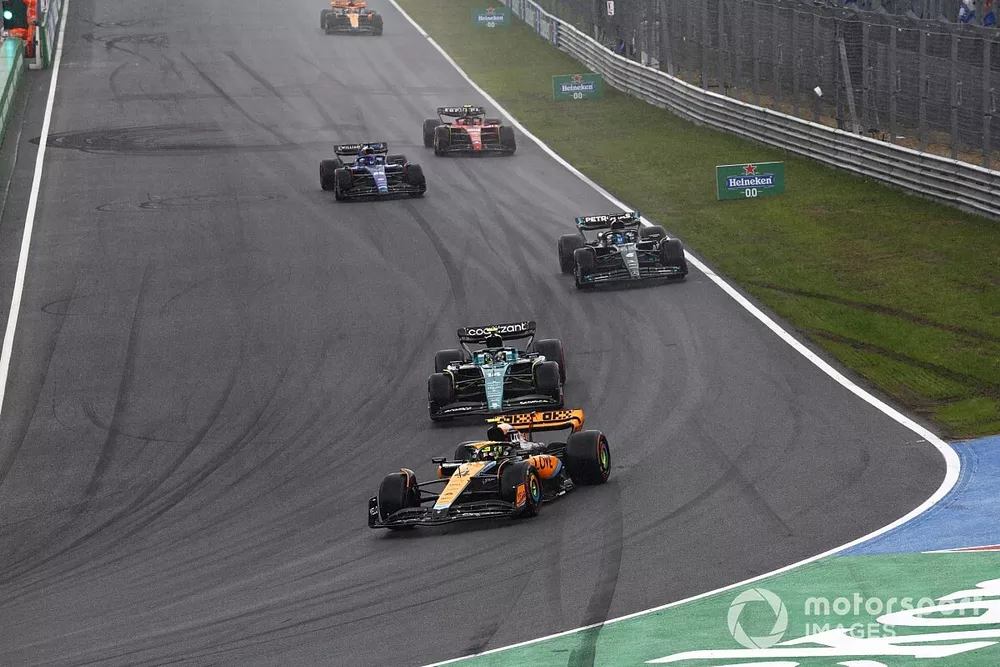 Lando Norris, McLaren MCL60, Fernando Alonso, Aston Martin AMR23, George Russell, Mercedes F1 W14