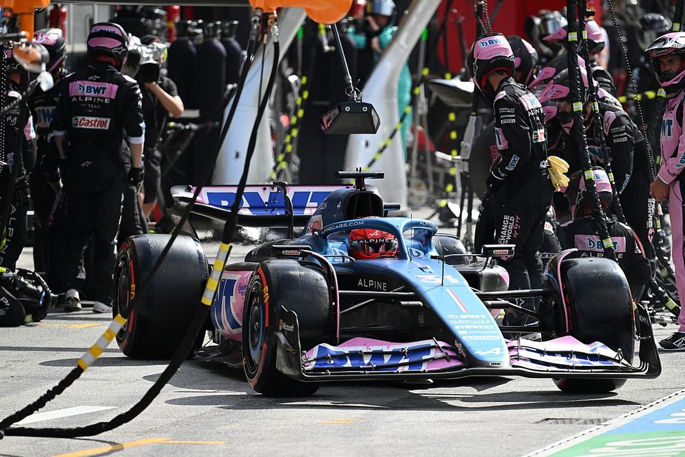 Esteban Ocon, Alpine A523, verlaat zijn pitbox