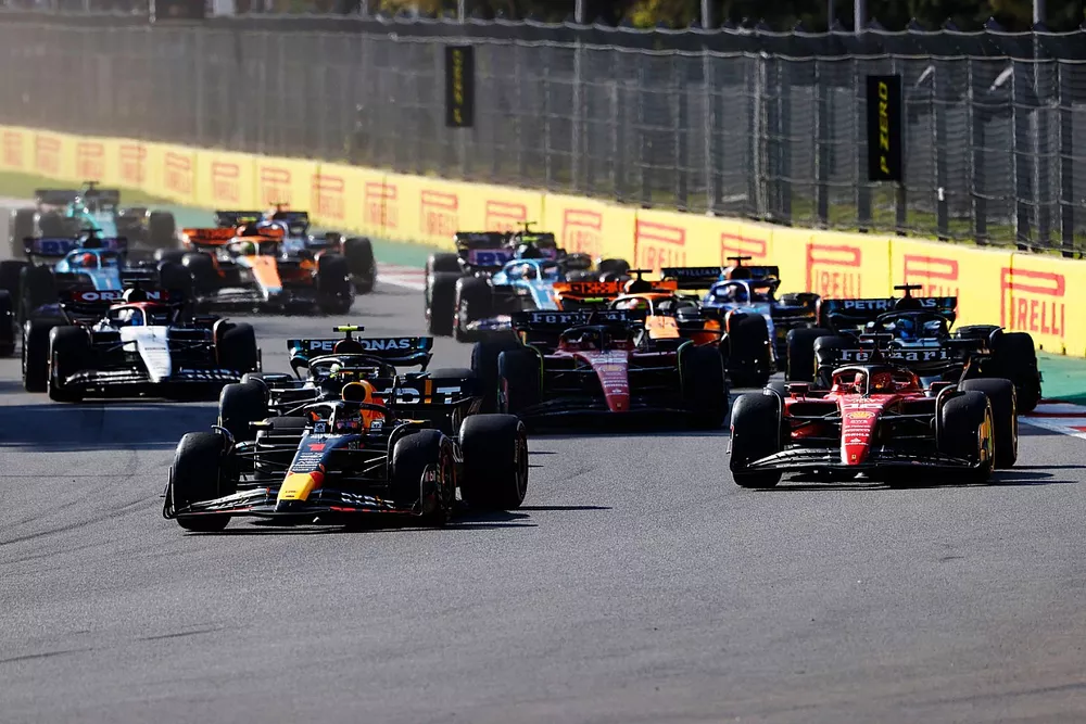 Max Verstappen, Red Bull Racing RB19, Charles Leclerc, Ferrari SF-23, Lewis Hamilton, Mercedes F1 W14, George Russell, Mercedes F1 W14, Carlos Sainz, Ferrari SF-23, Daniel Ricciardo, AlphaTauri AT04, de rest van het veld bij de herstart