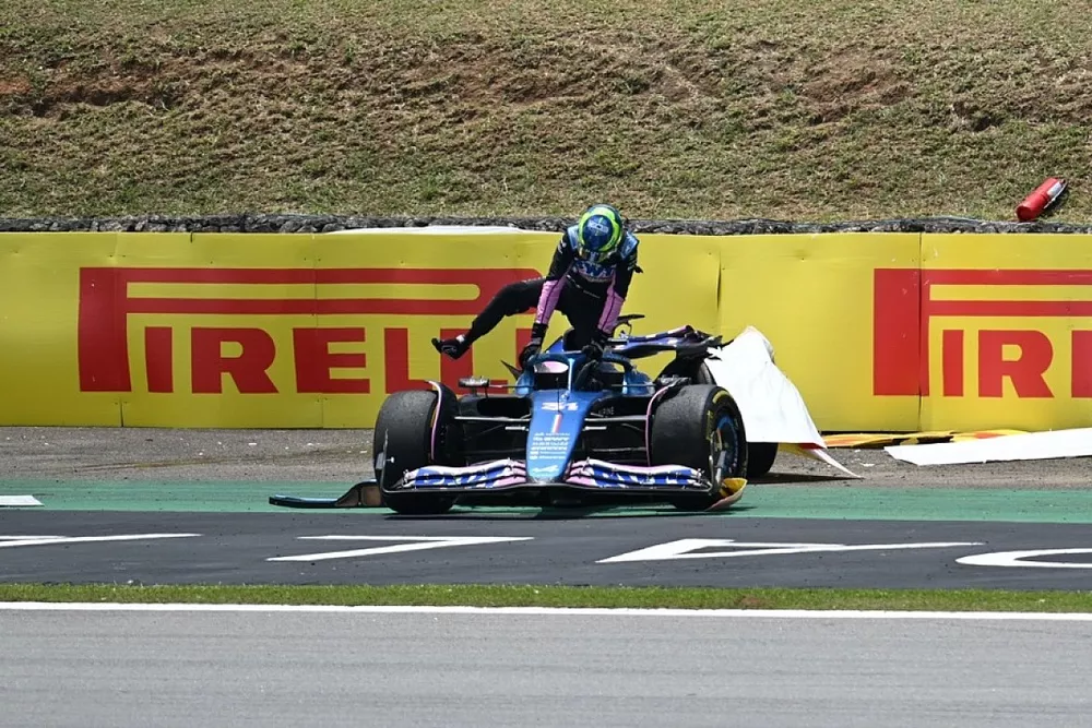 Esteban Ocon, Alpine F1 Team, sort de sa monoplace apr&egrave;s son accrochage avec Fernando Alonso, Aston Martin AMR23