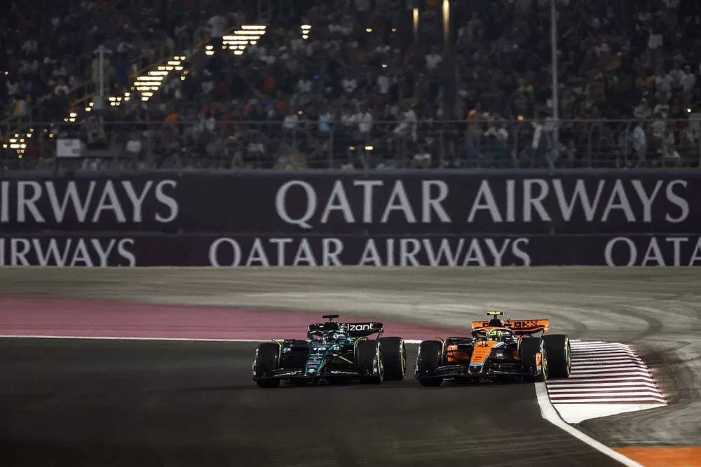 Lance Stroll, Aston Martin AMR23, lucha con Lando Norris, McLaren MCL60