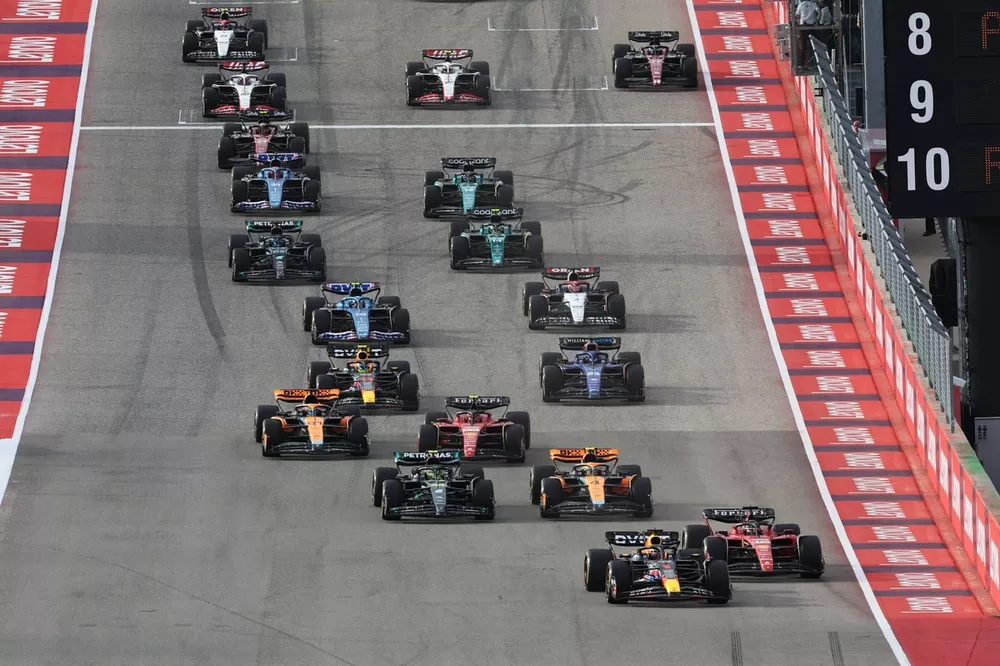 Max Verstappen, Red Bull Racing RB19, Charles Leclerc, Ferrari SF-23, Lando Norris, McLaren MCL60, Lewis Hamilton, Mercedes F1 W14, Carlos Sainz, Ferrari SF-23, Oscar Piastri, McLaren MCL60, the rest of the field at the start of the Sprint race