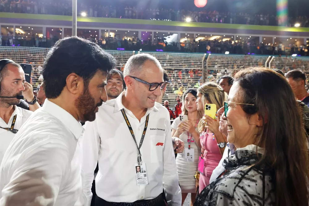 Mohammed bin Sulayem, Presidente de la FIA, y Stefano Domenicali, Director General de la F&oacute;rmula 1, en la parrilla de salida.