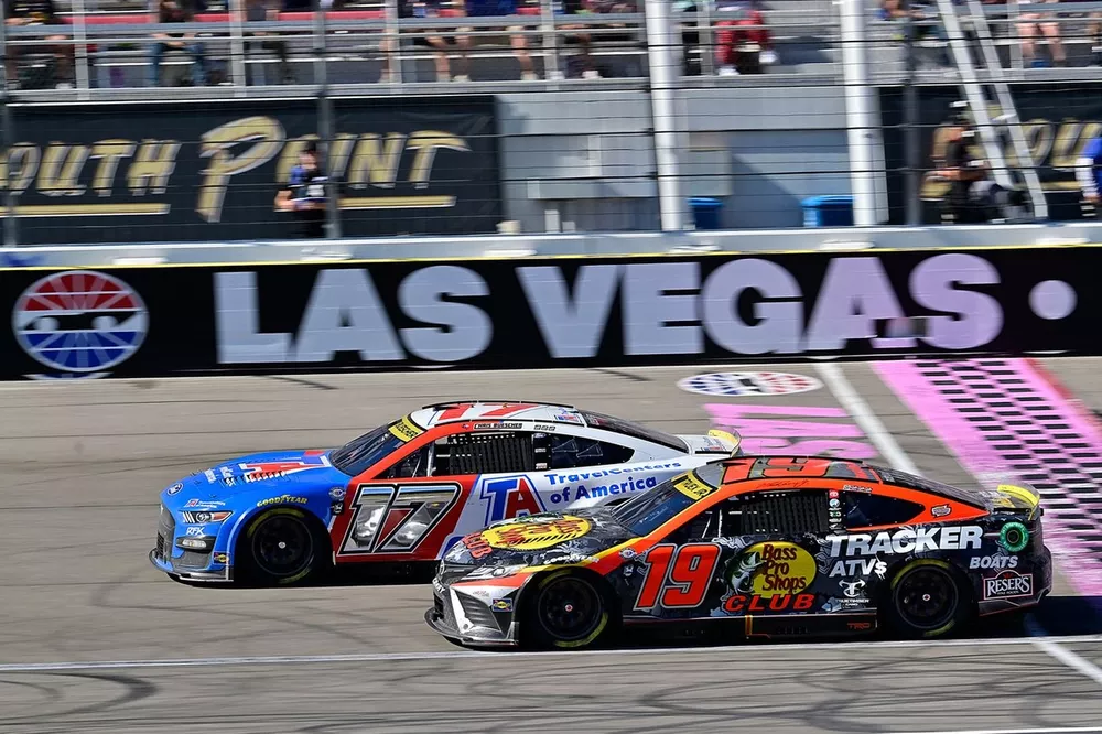 Chris Buescher, RFK Racing, Travel Centers of America Ford Mustang, Martin Truex Jr, Joe Gibbs Racing, Bass Pro Shops Toyota Camry