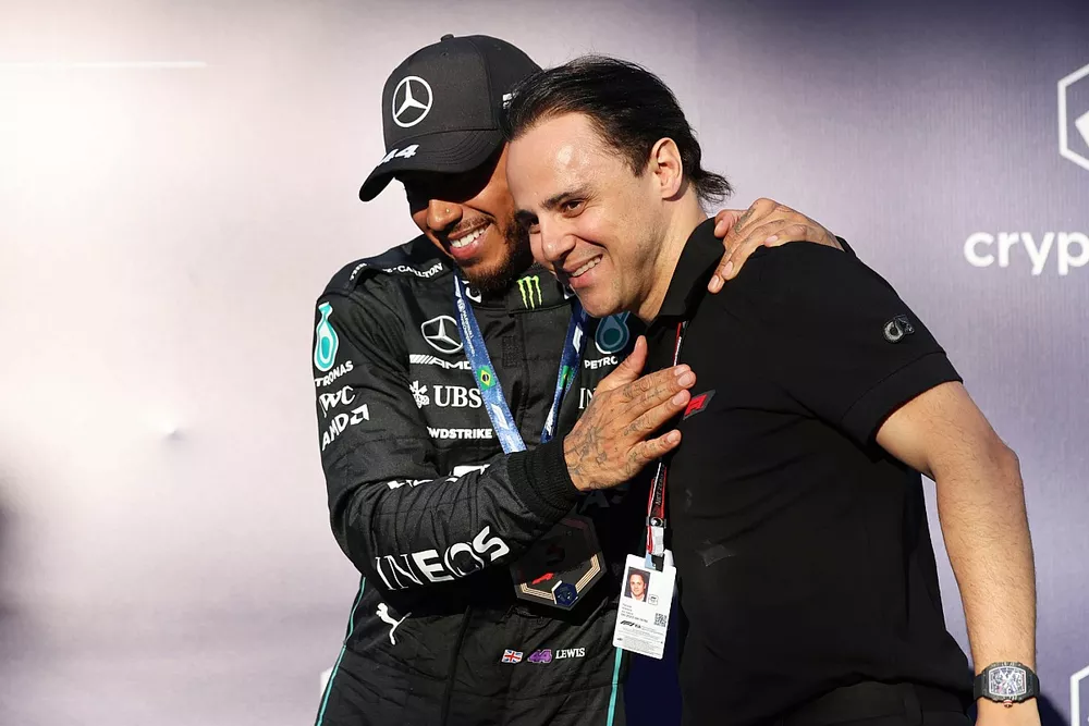 Le troisi&egrave;me Lewis Hamilton, Mercedes AMG, avec Felipe Massa