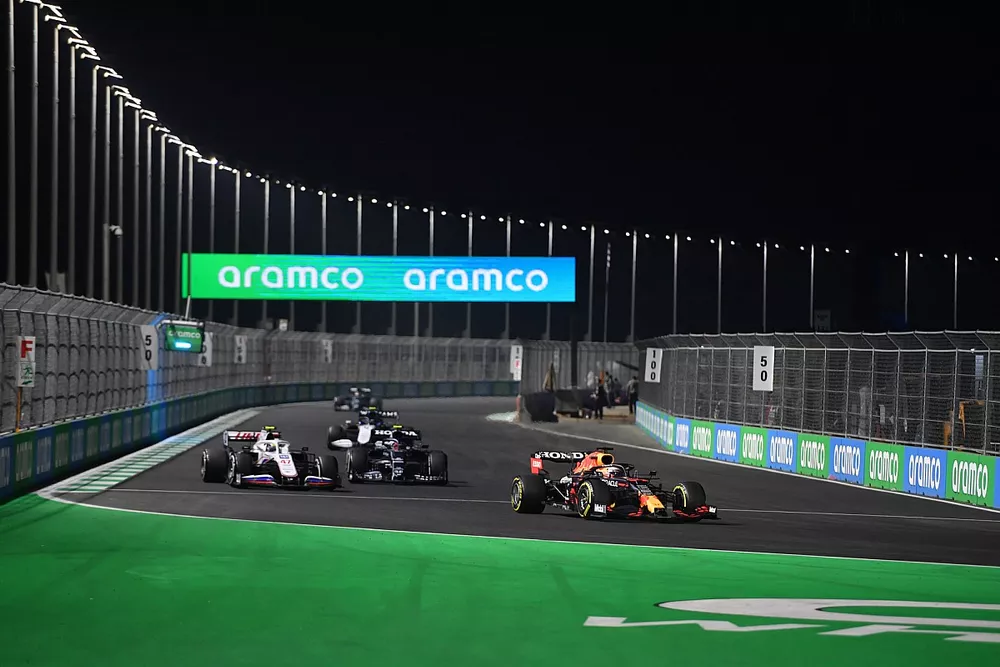 Max Verstappen, Red Bull Racing RB16B, Mick Schumacher, Haas VF-21, Pierre Gasly, AlphaTauri AT02