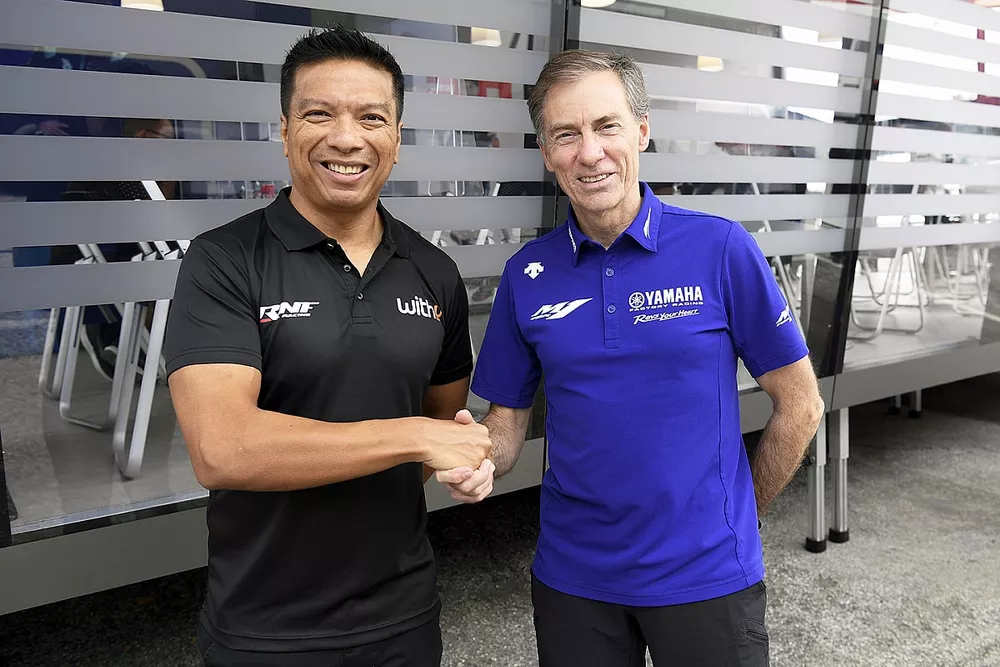 Razlan Razali, fondateur et team principal de RNF Racing, avec Lin Jarvis, directeur g&eacute;n&eacute;ral de Yamaha Motor Racing 