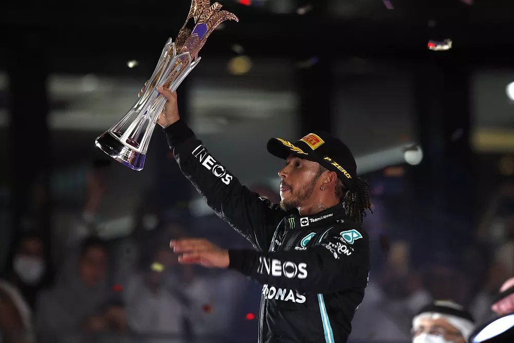 Le vainqueur Lewis Hamilton, Mercedes, soul&egrave;ve son troph&eacute;e