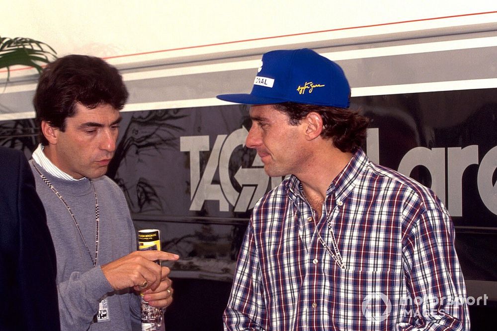 El ganador, Ayrton Senna, McLaren con su manager, Julian Jakobi