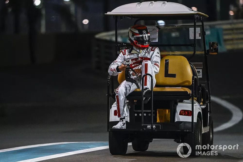 Kimi Raikkonen, Alfa Romeo Racing C39 es llevado a los pits despu&eacute;s de que su monoplaza se incendiara