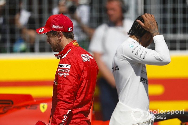 Lewis Hamilton, Mercedes AMG F1, y el ganador de la pole Sebastian Vettel, Ferrari