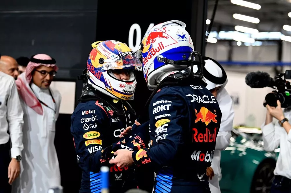 Sergio Perez, Red Bull Racing, f&eacute;licite le poleman Max Verstappen, Red Bull Racing