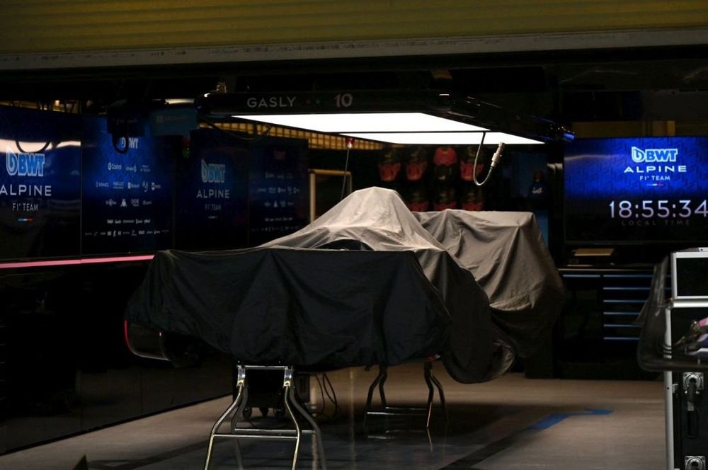 El Red Bull Racing RB19 bajo una cubierta en el garaje