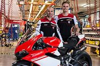 Chaz Davies y Marco Melandri visitan la f&aacute;brica Ducati