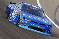 Larson adelante en la primera pr&aacute;ctica en Fontana